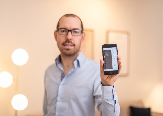 Sylvain Gautier, Co-fondateur de Baqio avec l'appli en main