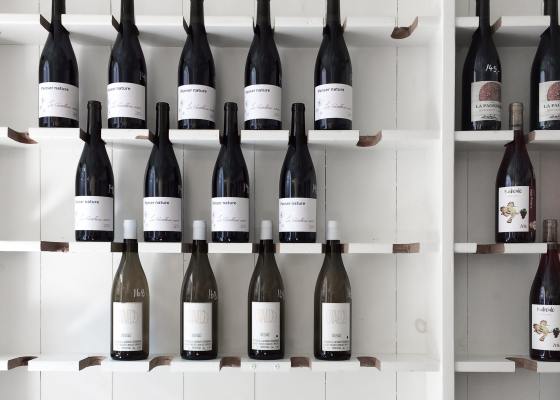 Bouteilles de vins rangées sur étagères
